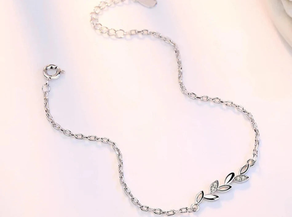 feines Armband mit Blattmuster