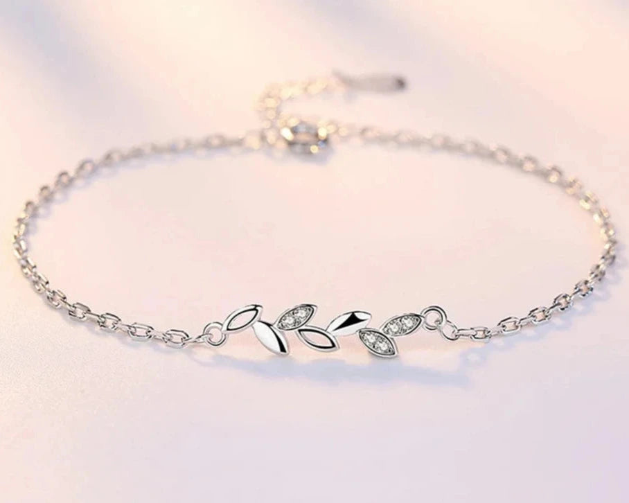 feines Armband mit Blattmuster