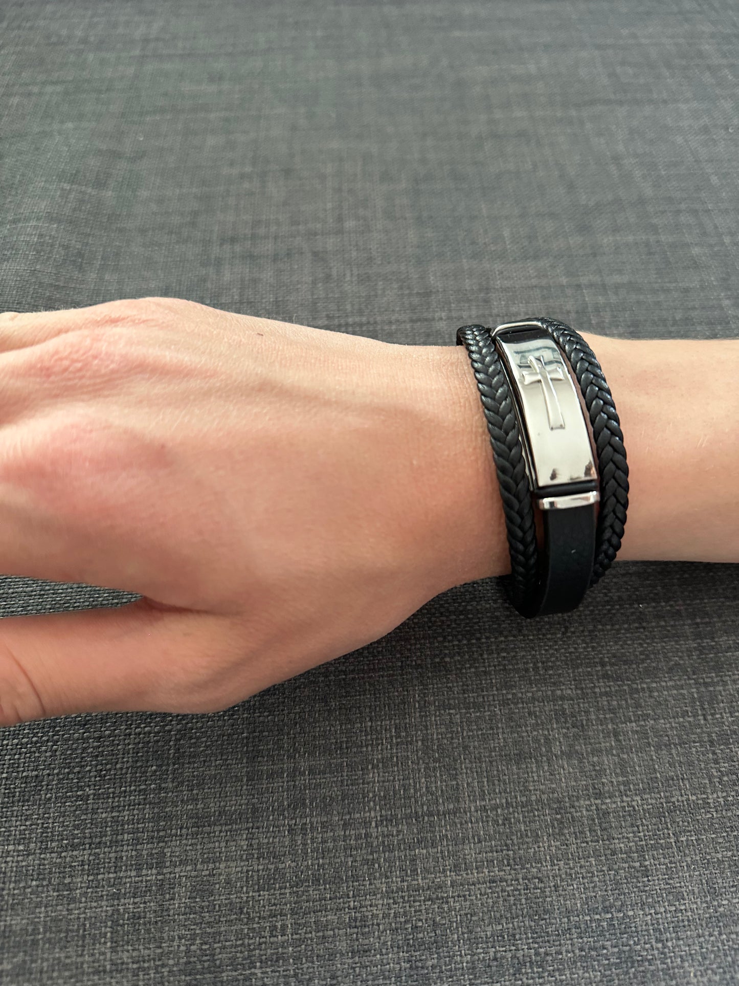 Lederarmband mit Kreuz in 2 Varianten