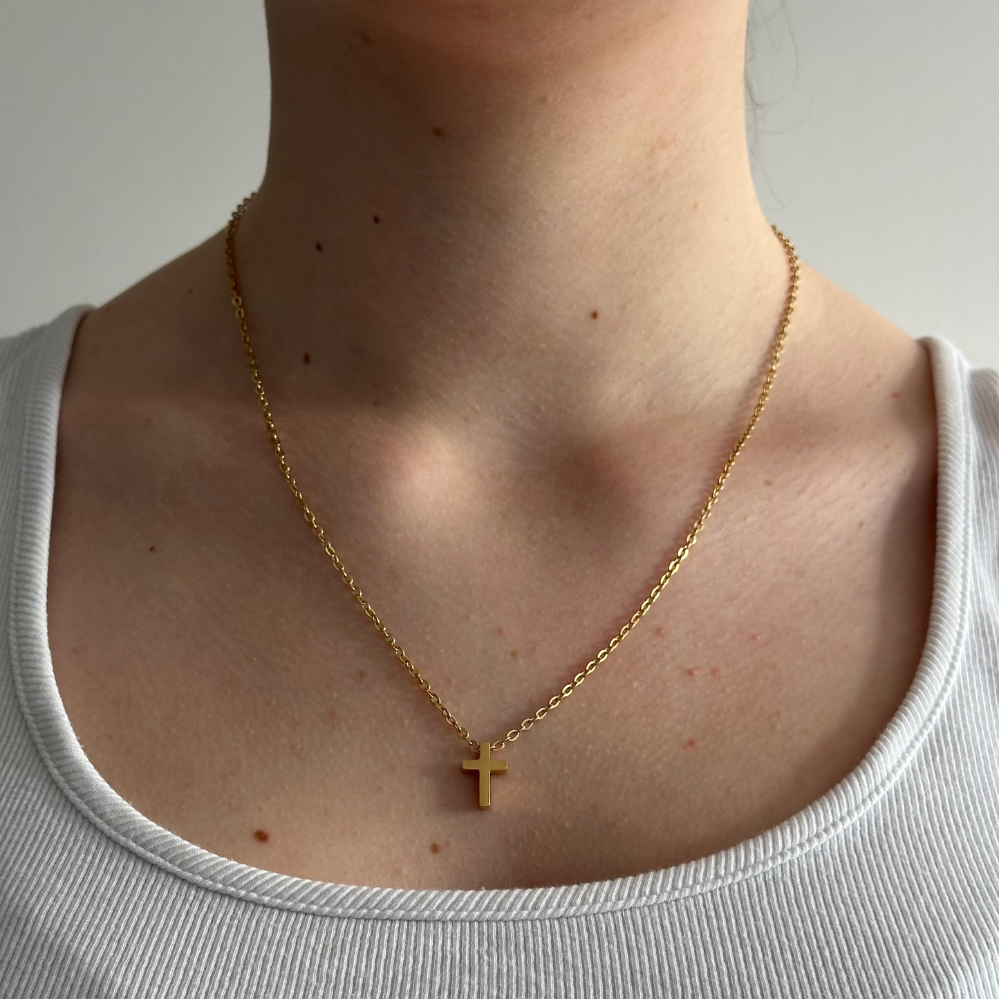 Kette mit kleinem Kreuz