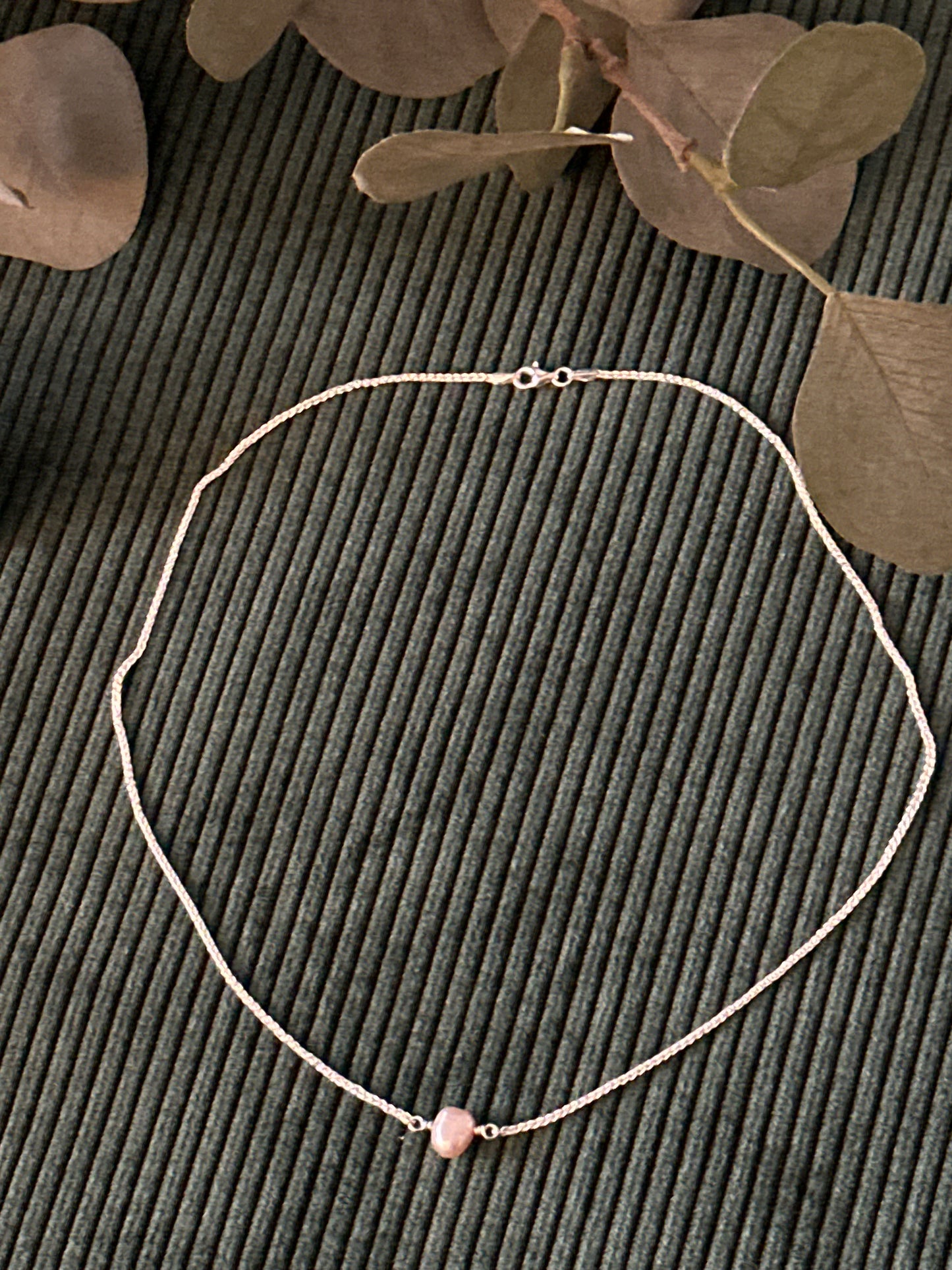 Silberkette mit rosa schimmernder Perle