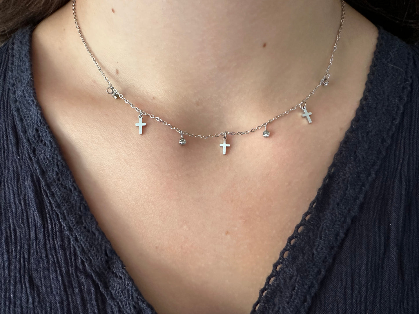 zierliche Kette mit kleinen Anhängern