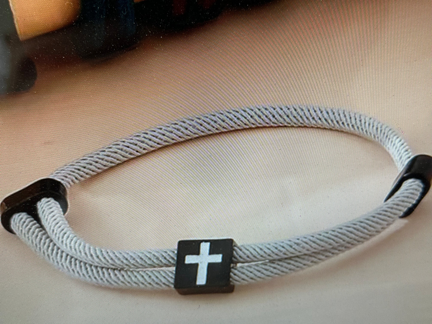 schlichtes Armband mit Kreuz