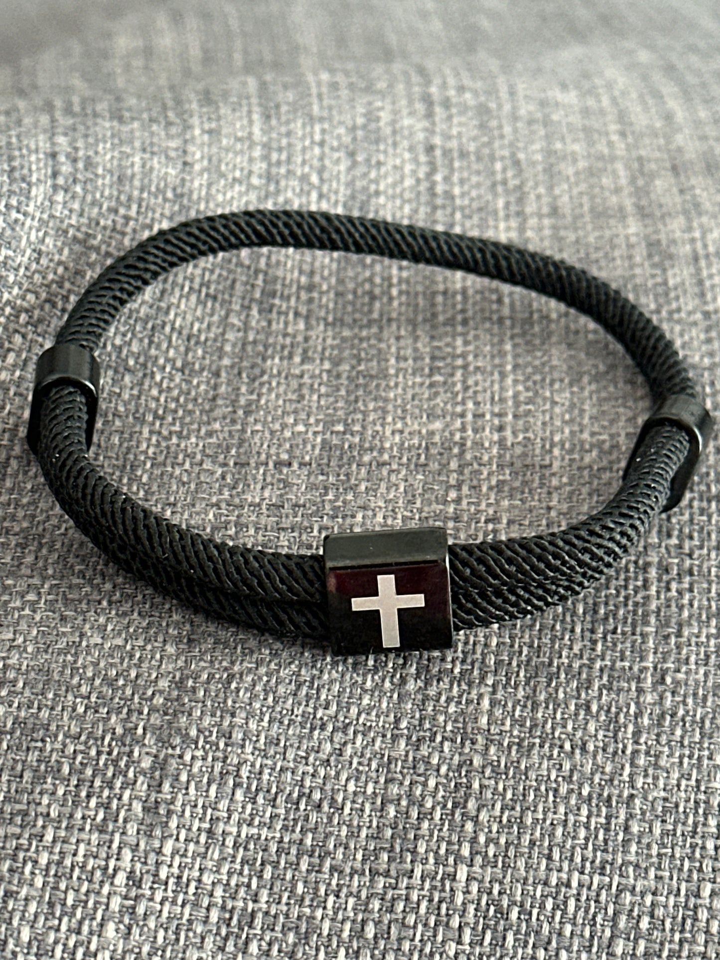 schlichtes Armband mit Kreuz