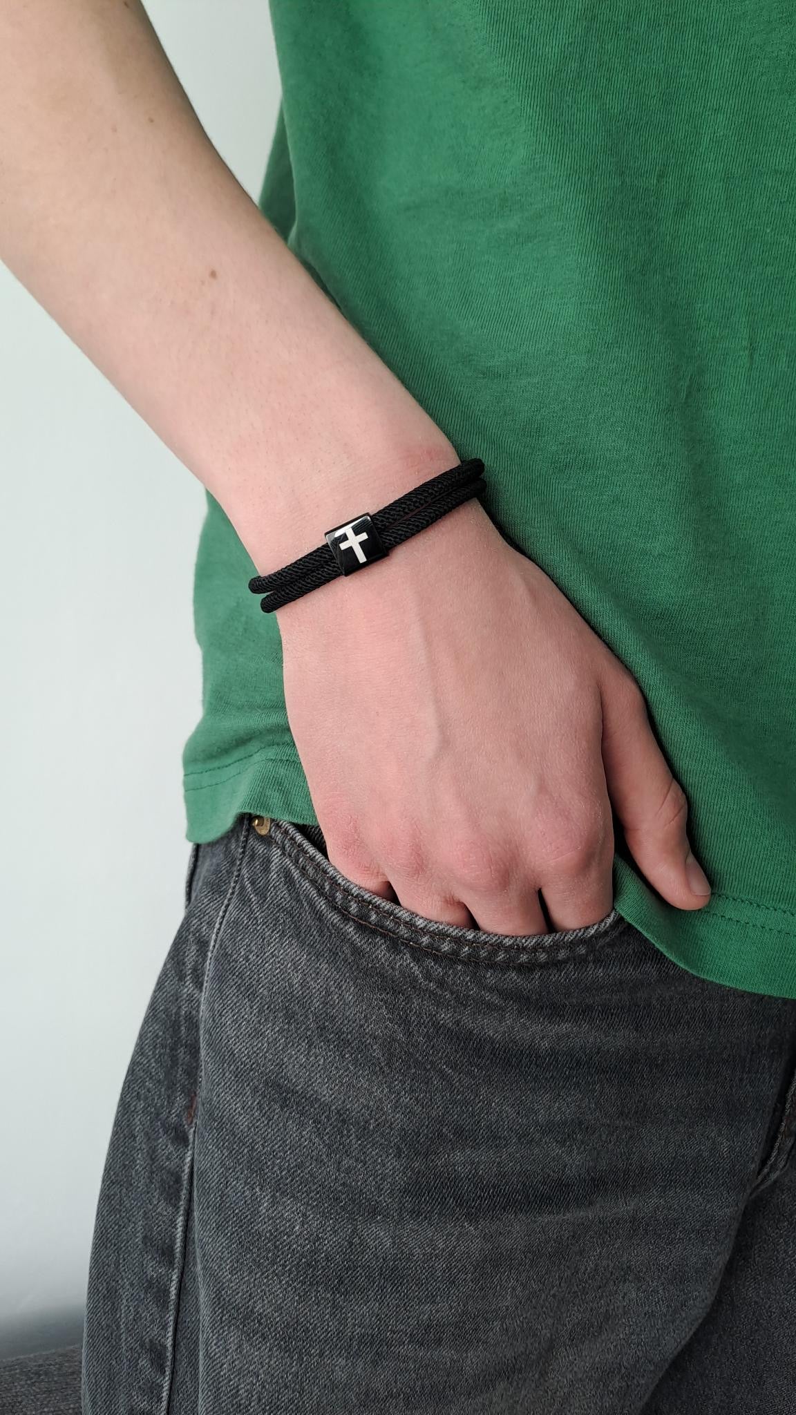 schlichtes Armband mit Kreuz