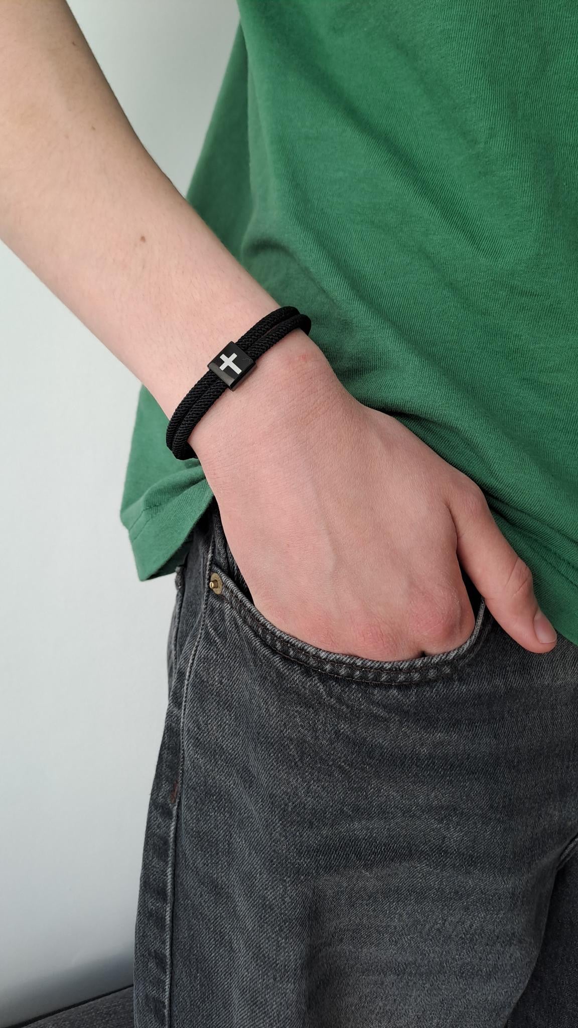 schlichtes Armband mit Kreuz