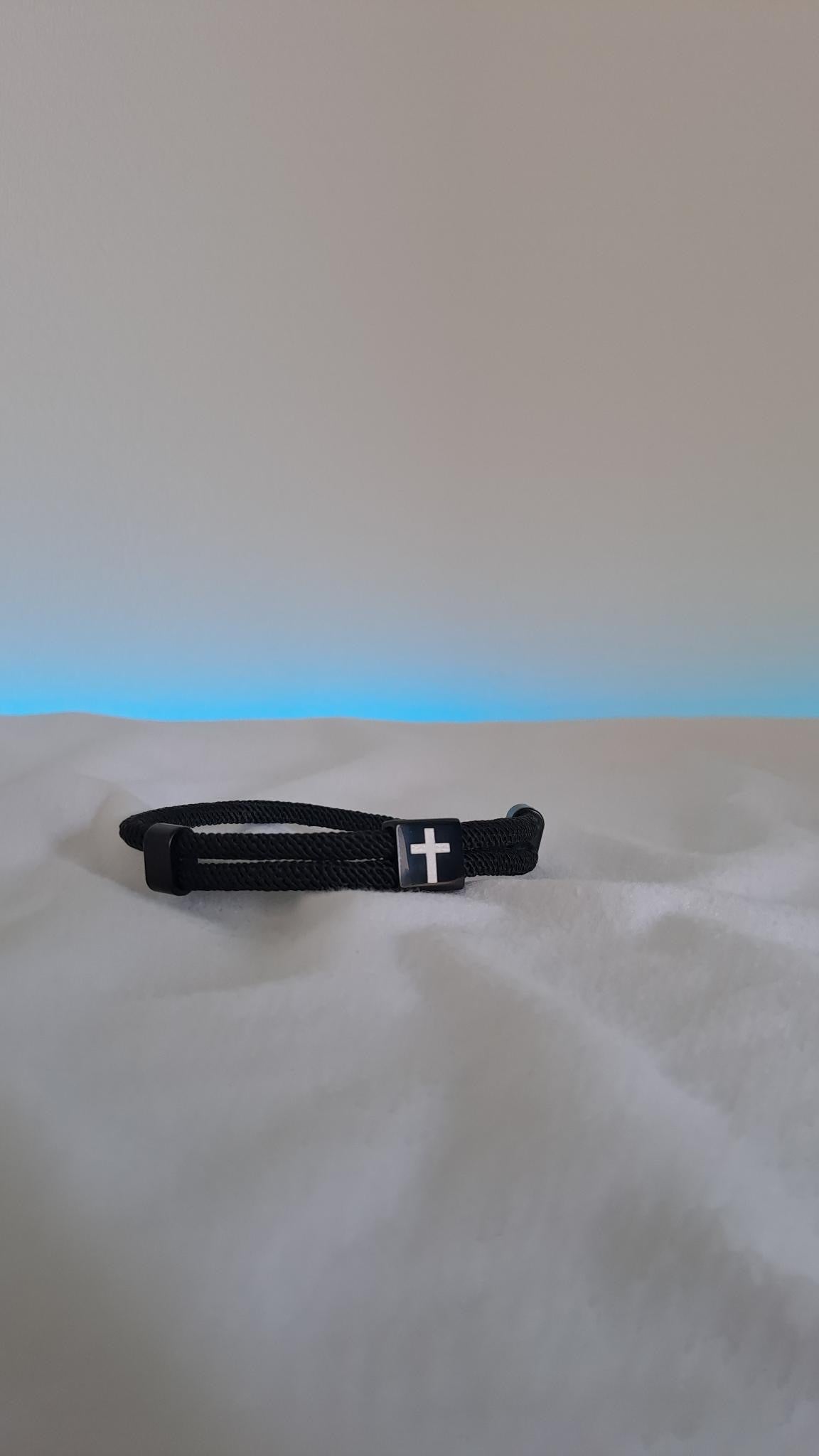 schlichtes Armband mit Kreuz