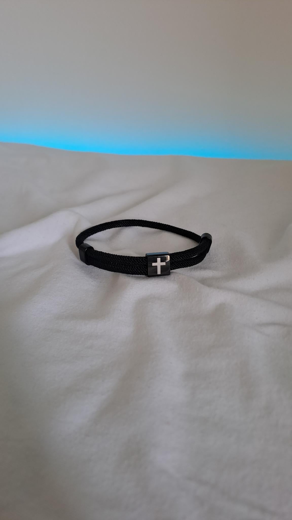 schlichtes Armband mit Kreuz
