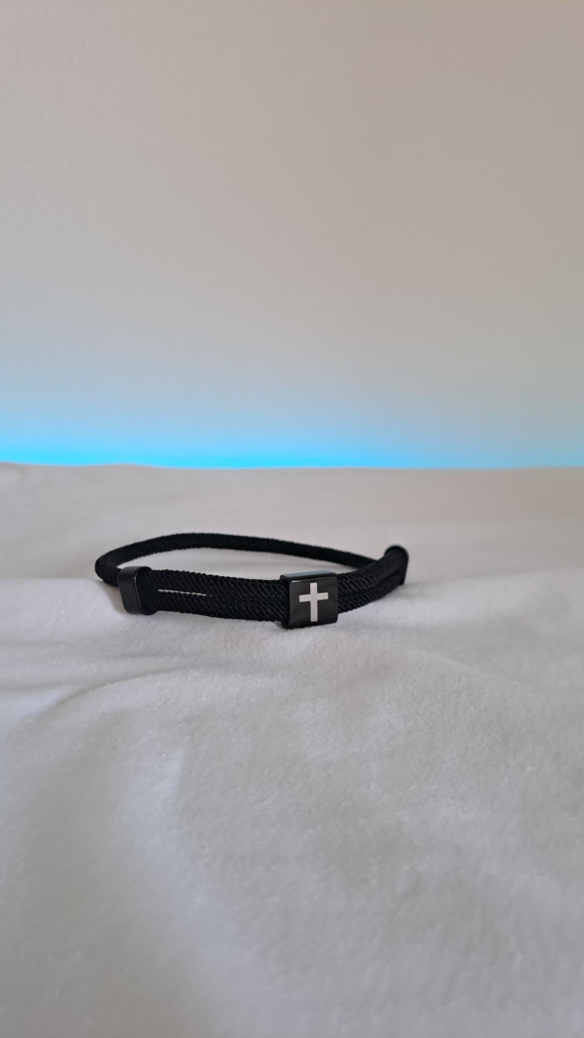 schlichtes Armband mit Kreuz