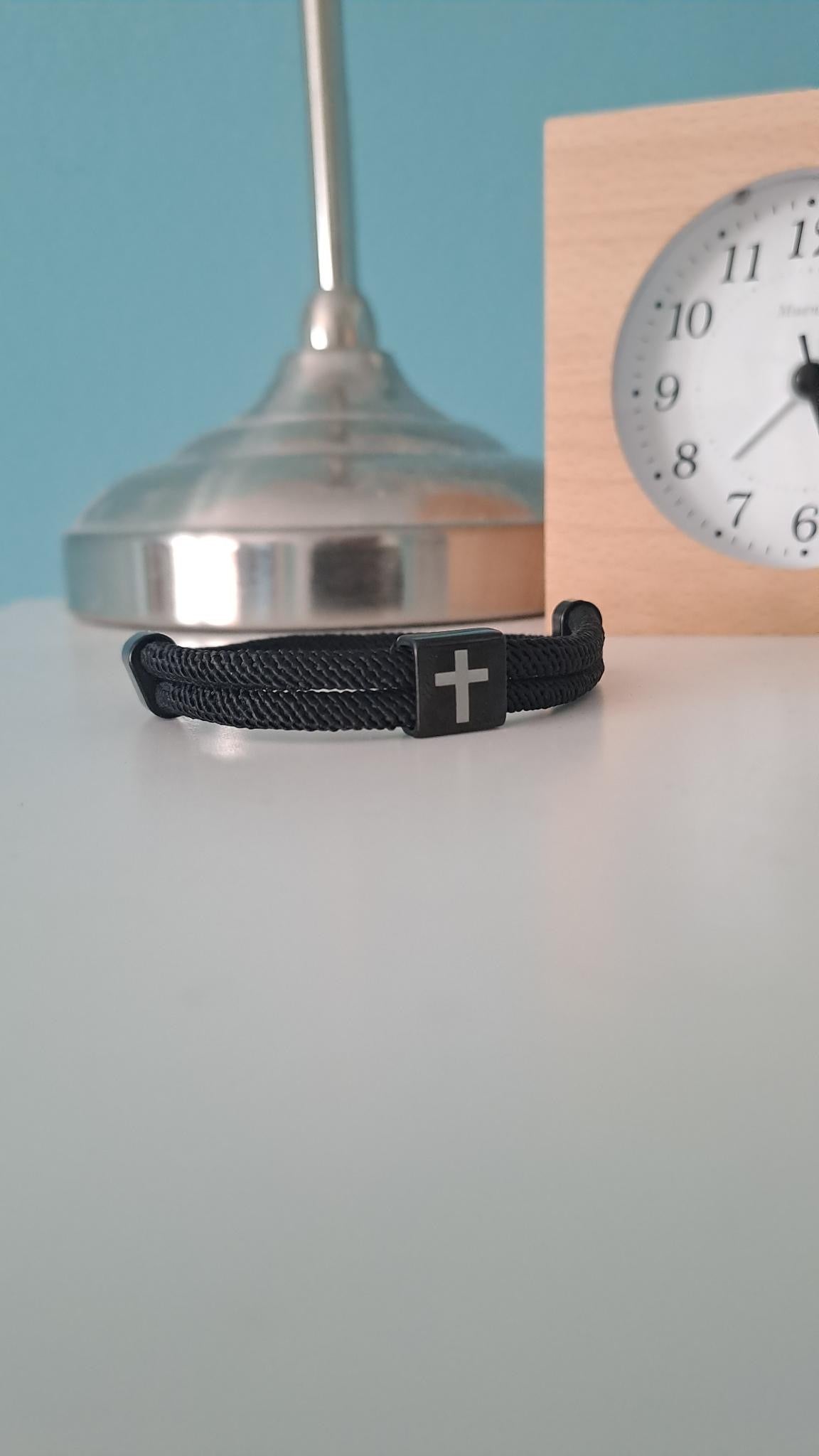 schlichtes Armband mit Kreuz