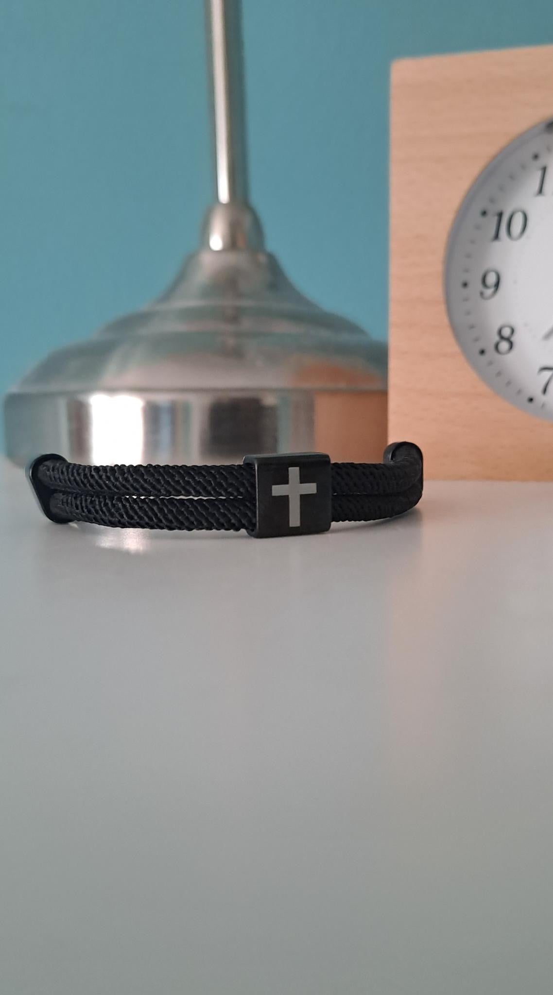 schlichtes Armband mit Kreuz