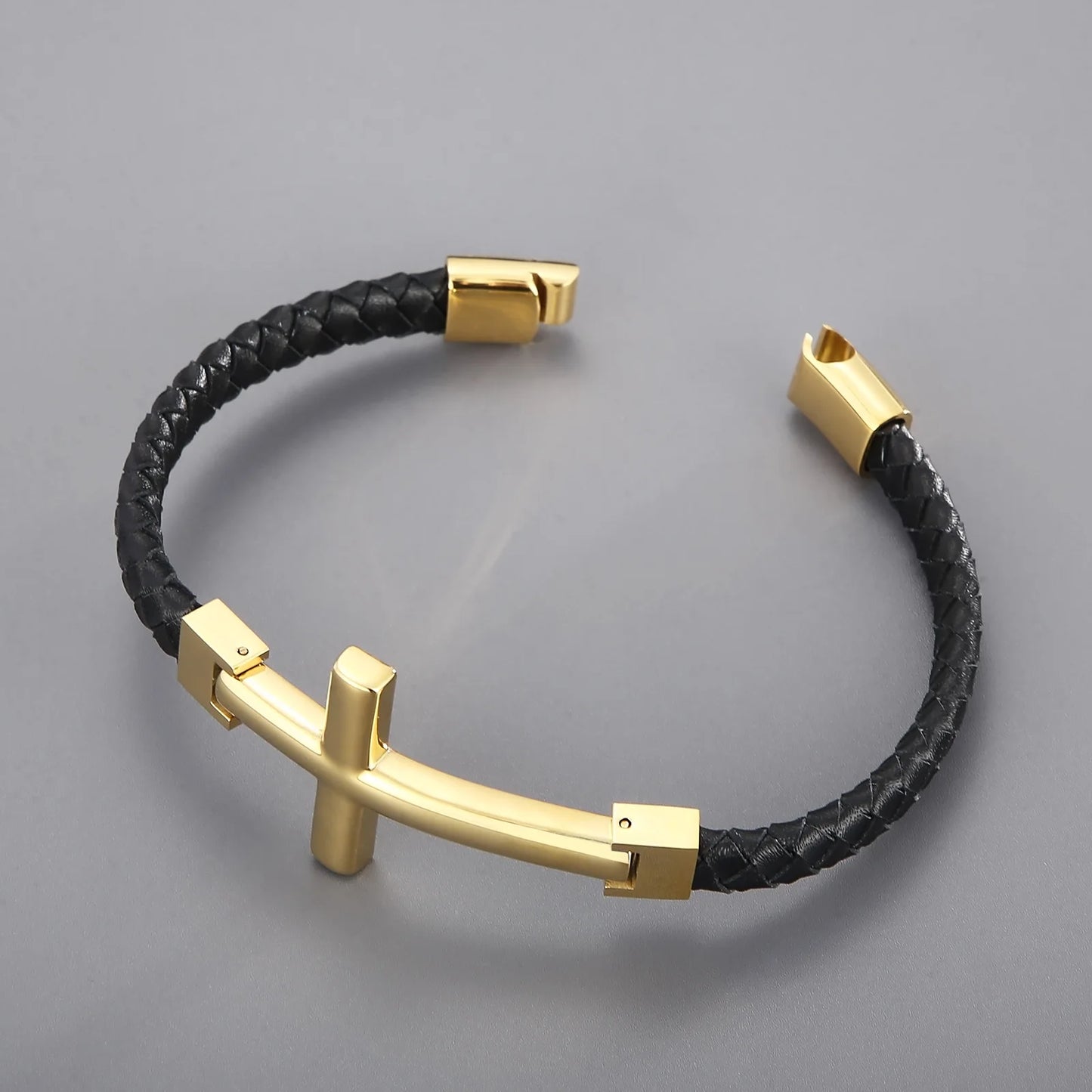 Lederarmband mit Edelstahlkreuz