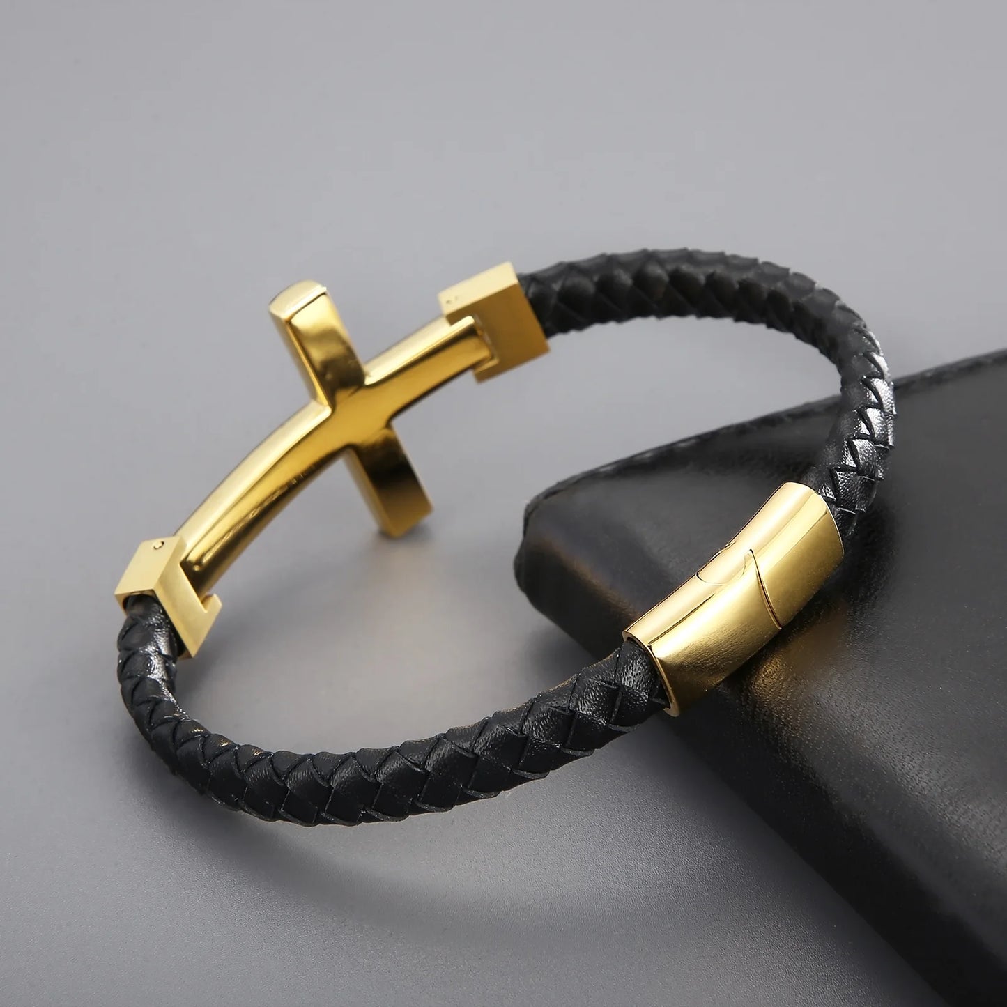 Lederarmband mit Edelstahlkreuz