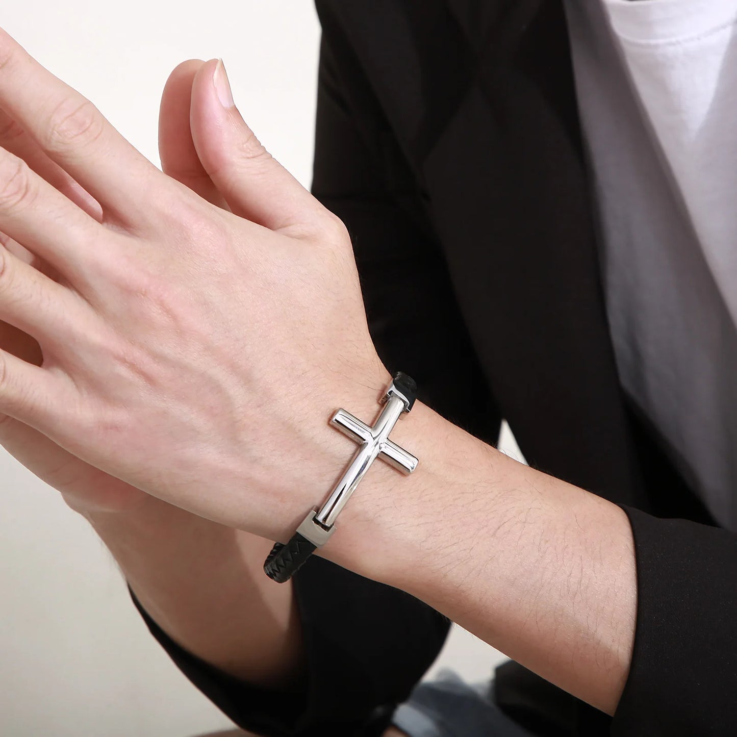 Lederarmband mit Edelstahlkreuz
