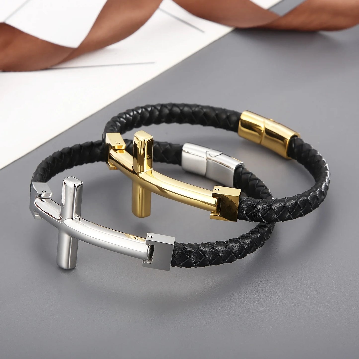 Lederarmband mit Edelstahlkreuz