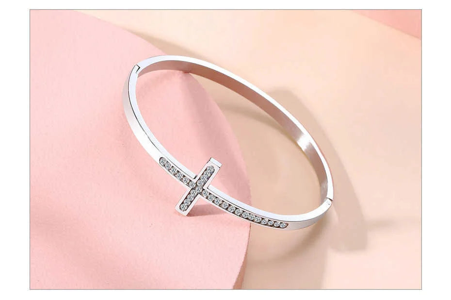 elegante Armspange mit Kreuz