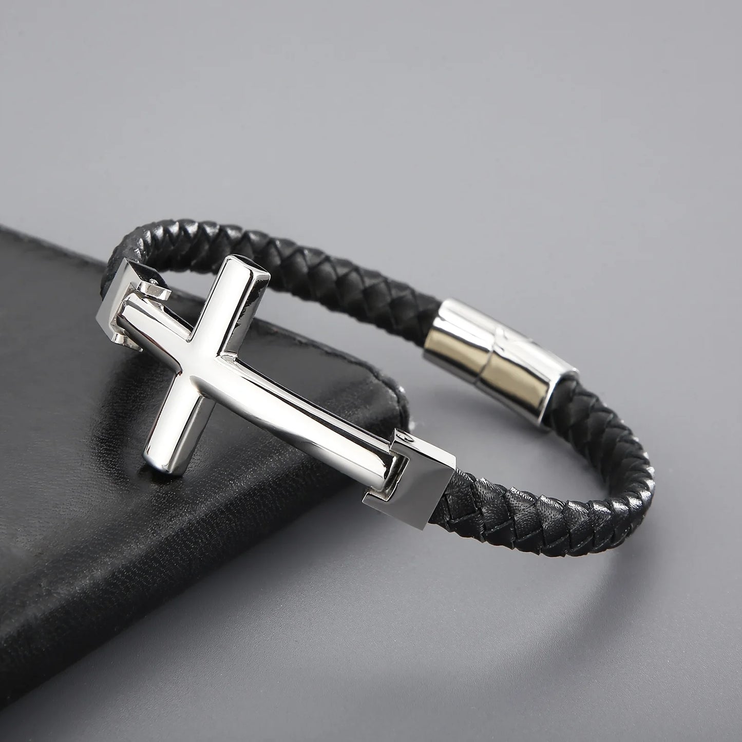 Lederarmband mit Edelstahlkreuz