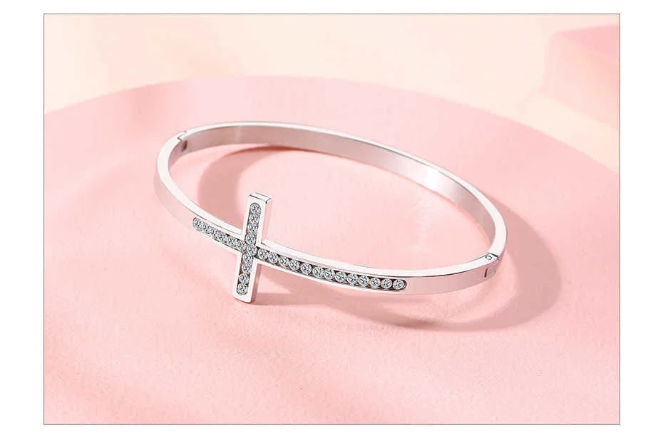 elegante Armspange mit Kreuz
