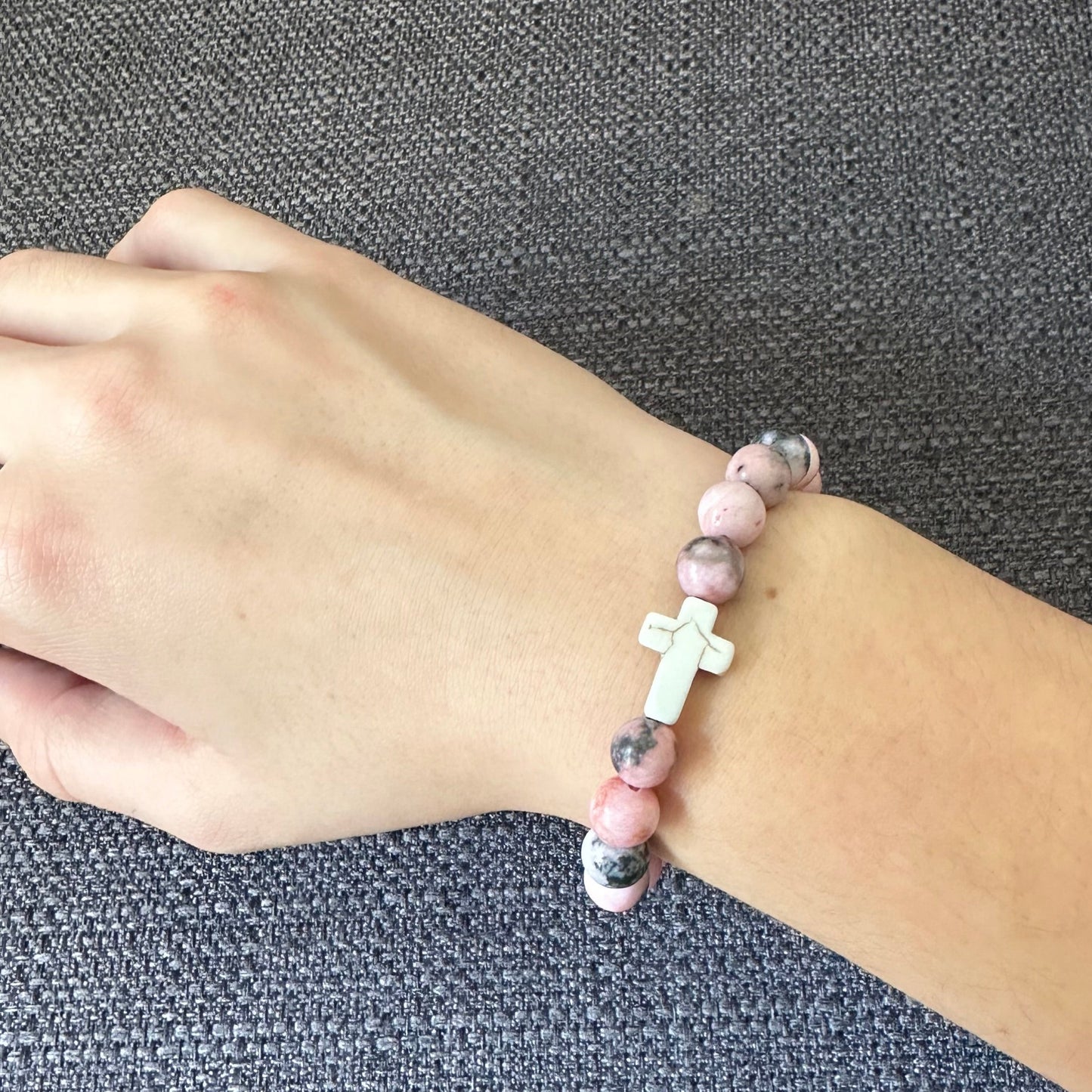 Perlenarmband farbig mit Kreuz