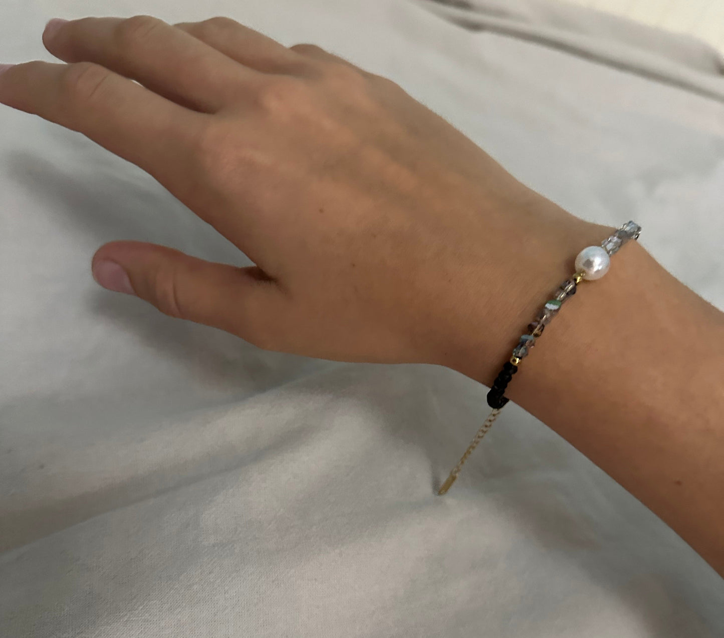 schimmerndes Armband mit Perle