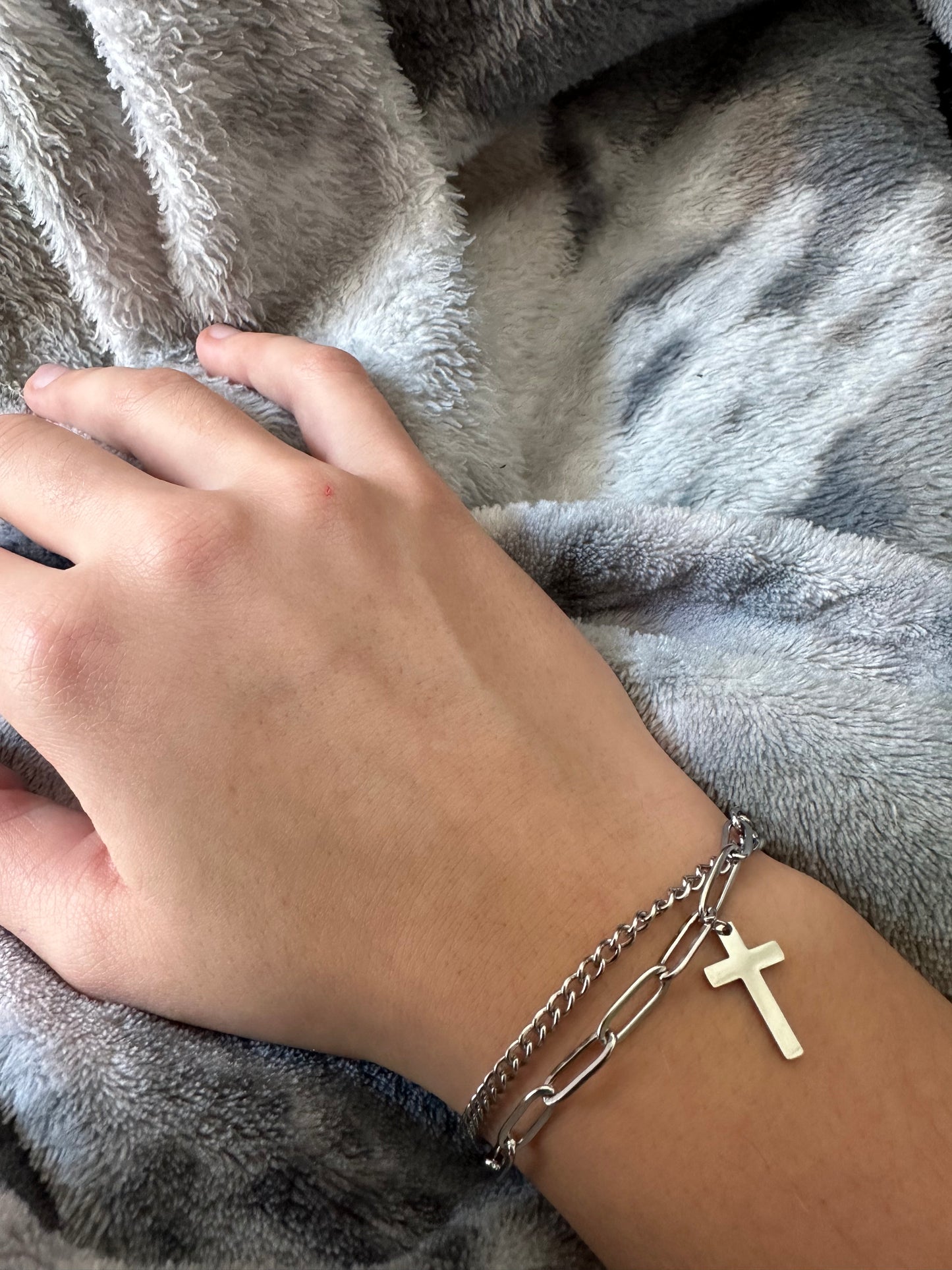 Lässiges Armband mit Kreuzanhänger