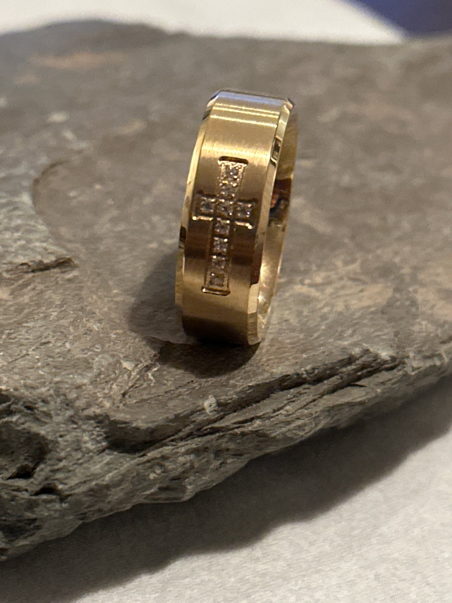 Ring mit Zirkonia-Kreuz