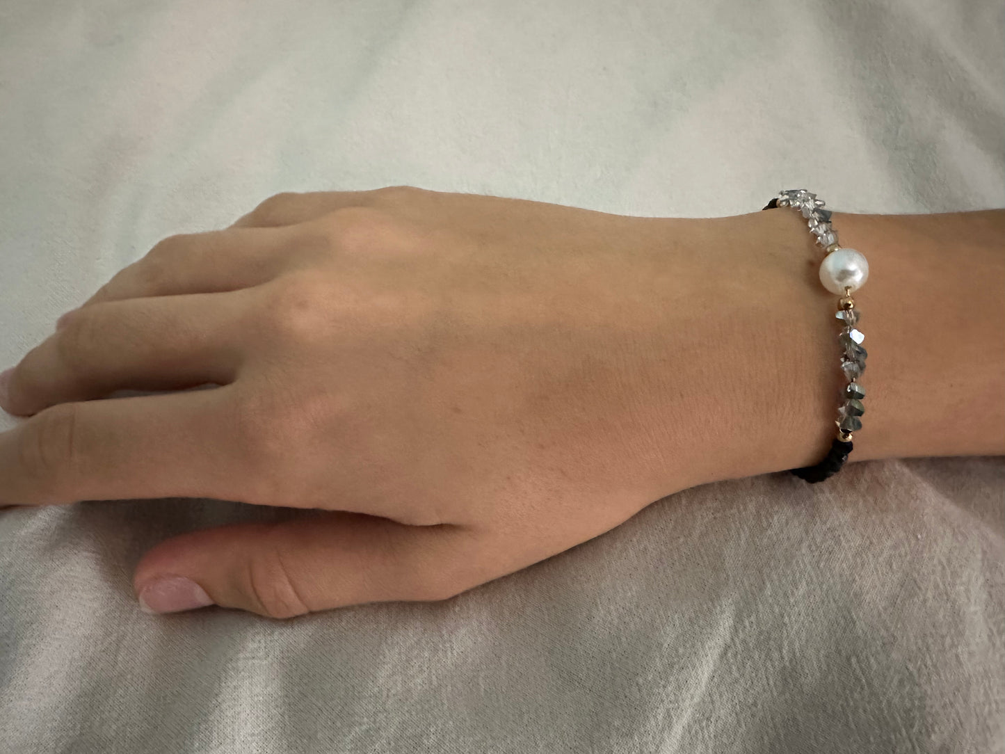 schimmerndes Armband mit Perle