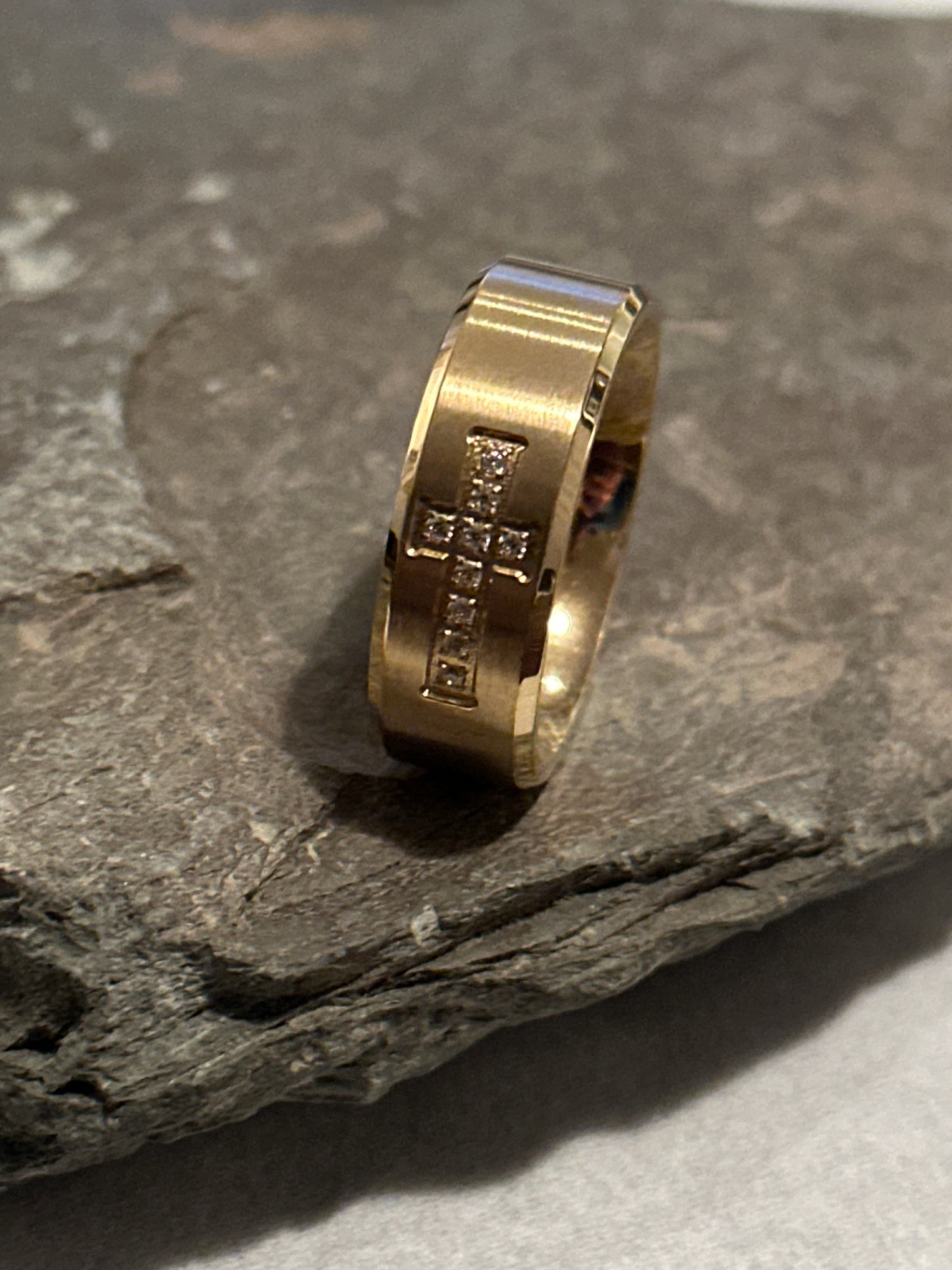 Ring mit Zirkonia-Kreuz