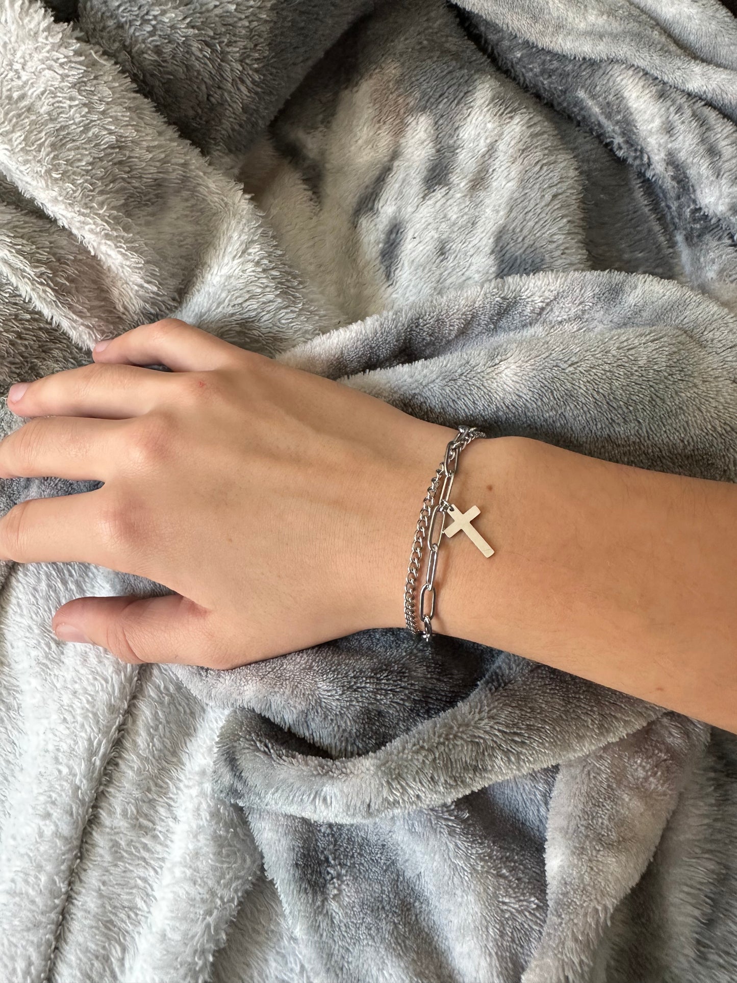 Lässiges Armband mit Kreuzanhänger