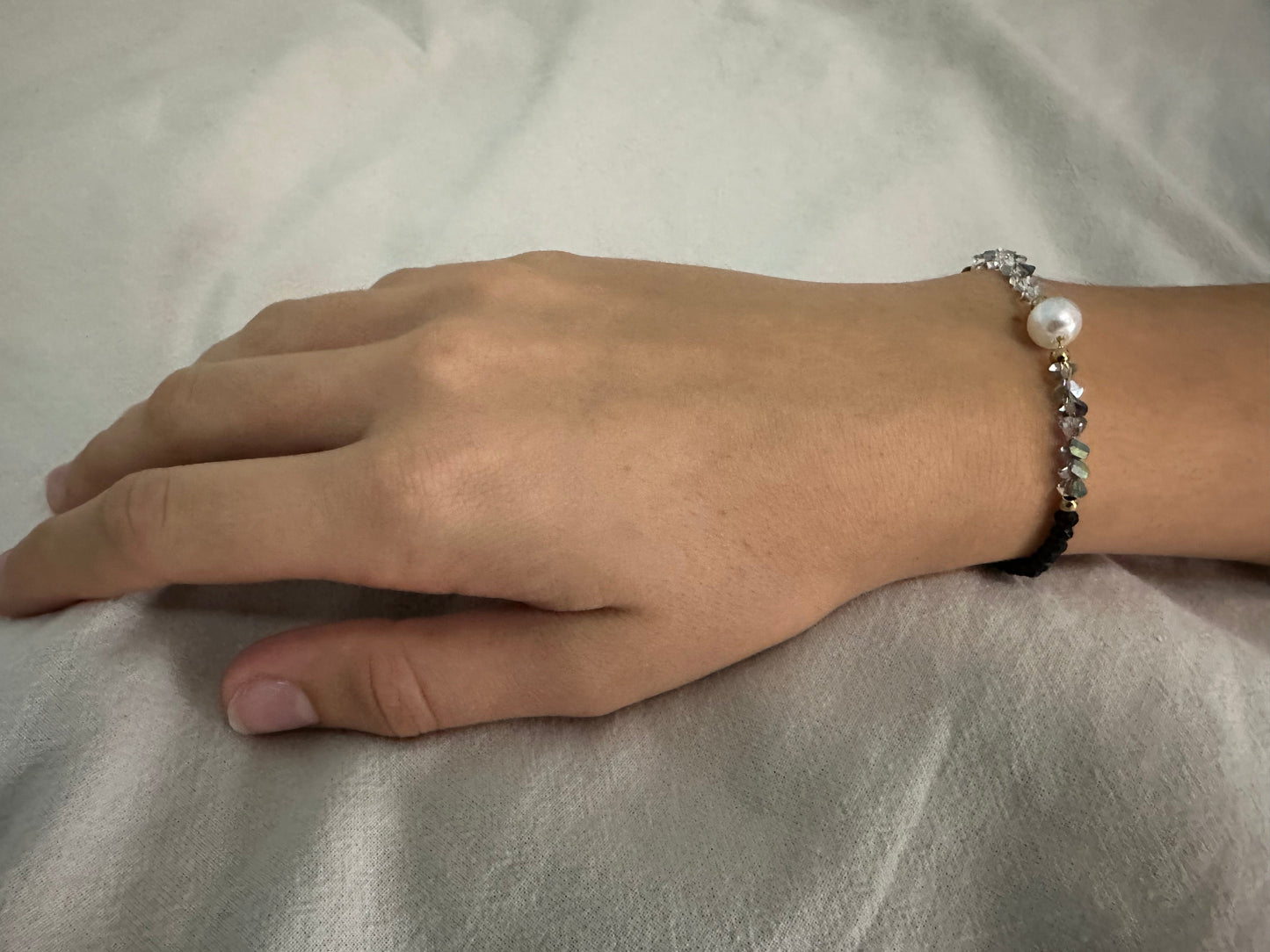 schimmerndes Armband mit Perle