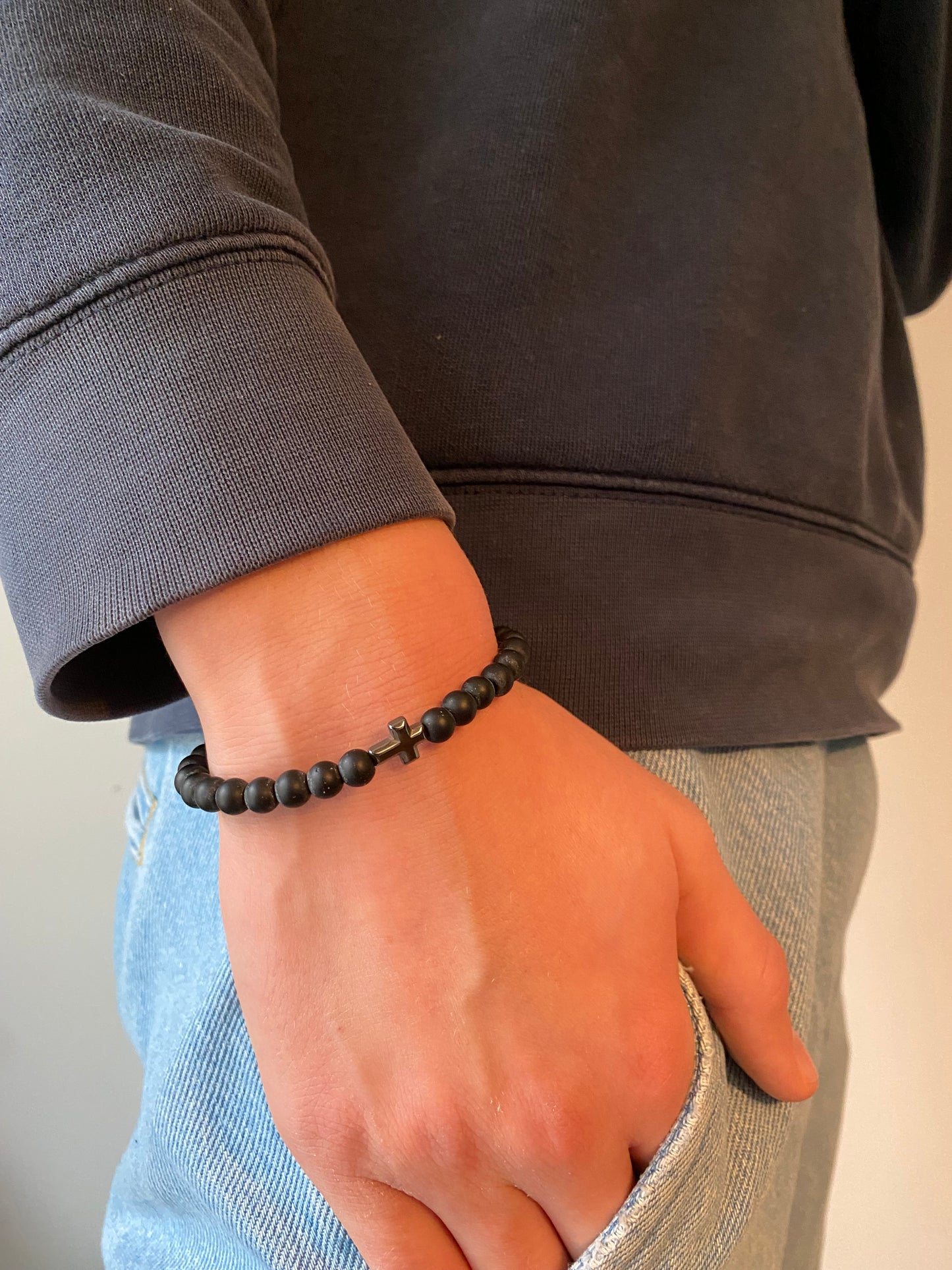 schlichtes Perlen-Armband mit Kreuz