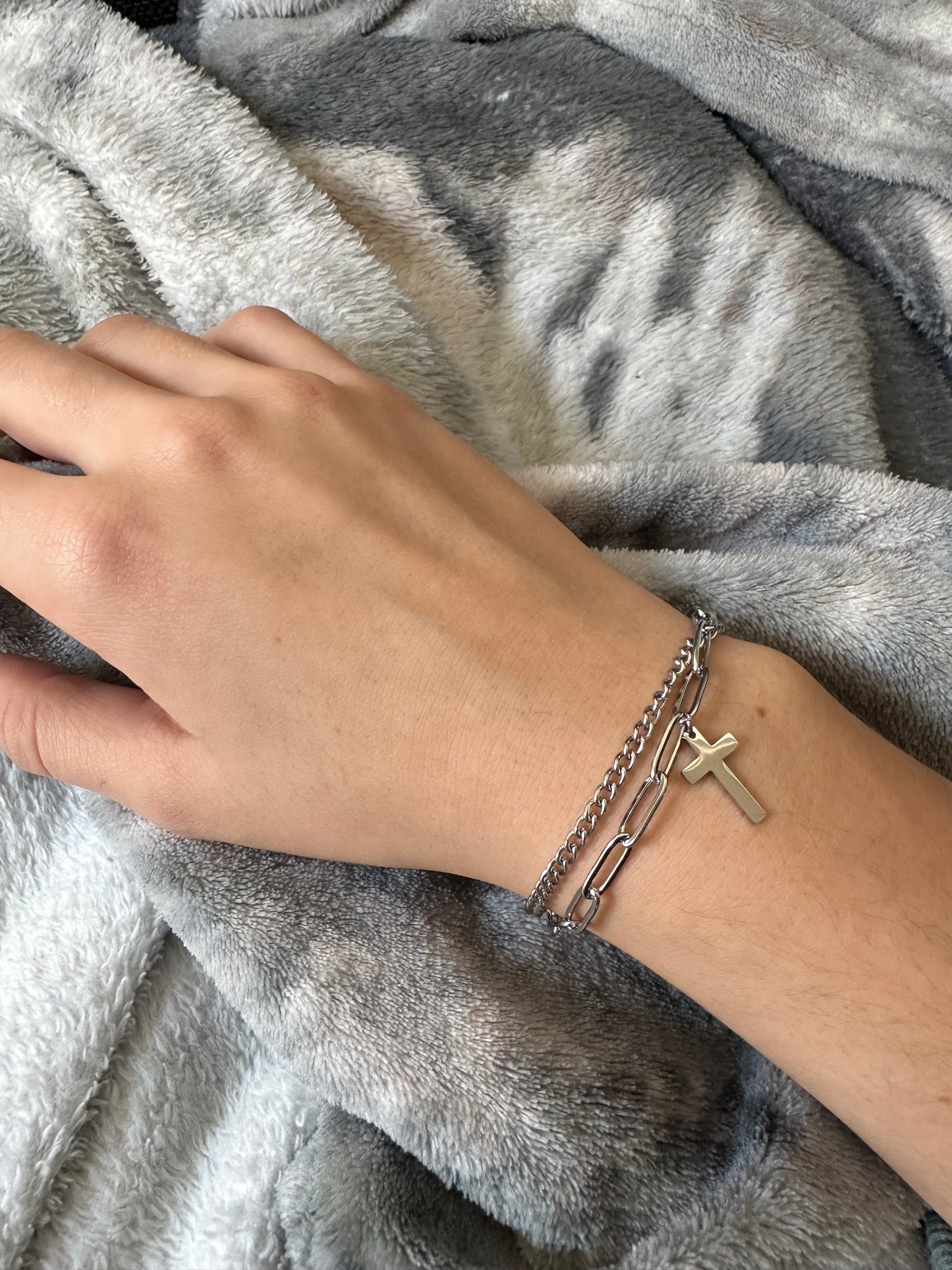 Lässiges Armband mit Kreuzanhänger