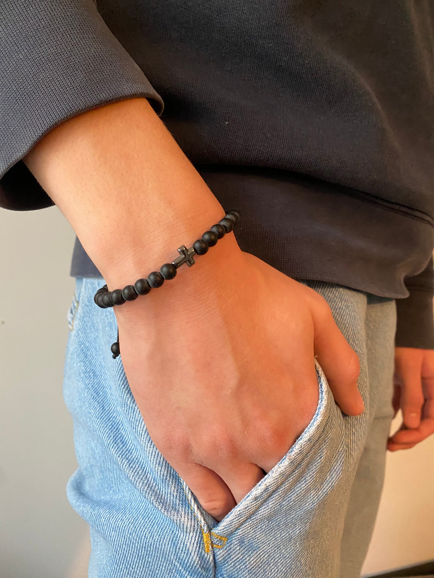 schlichtes Perlen-Armband mit Kreuz