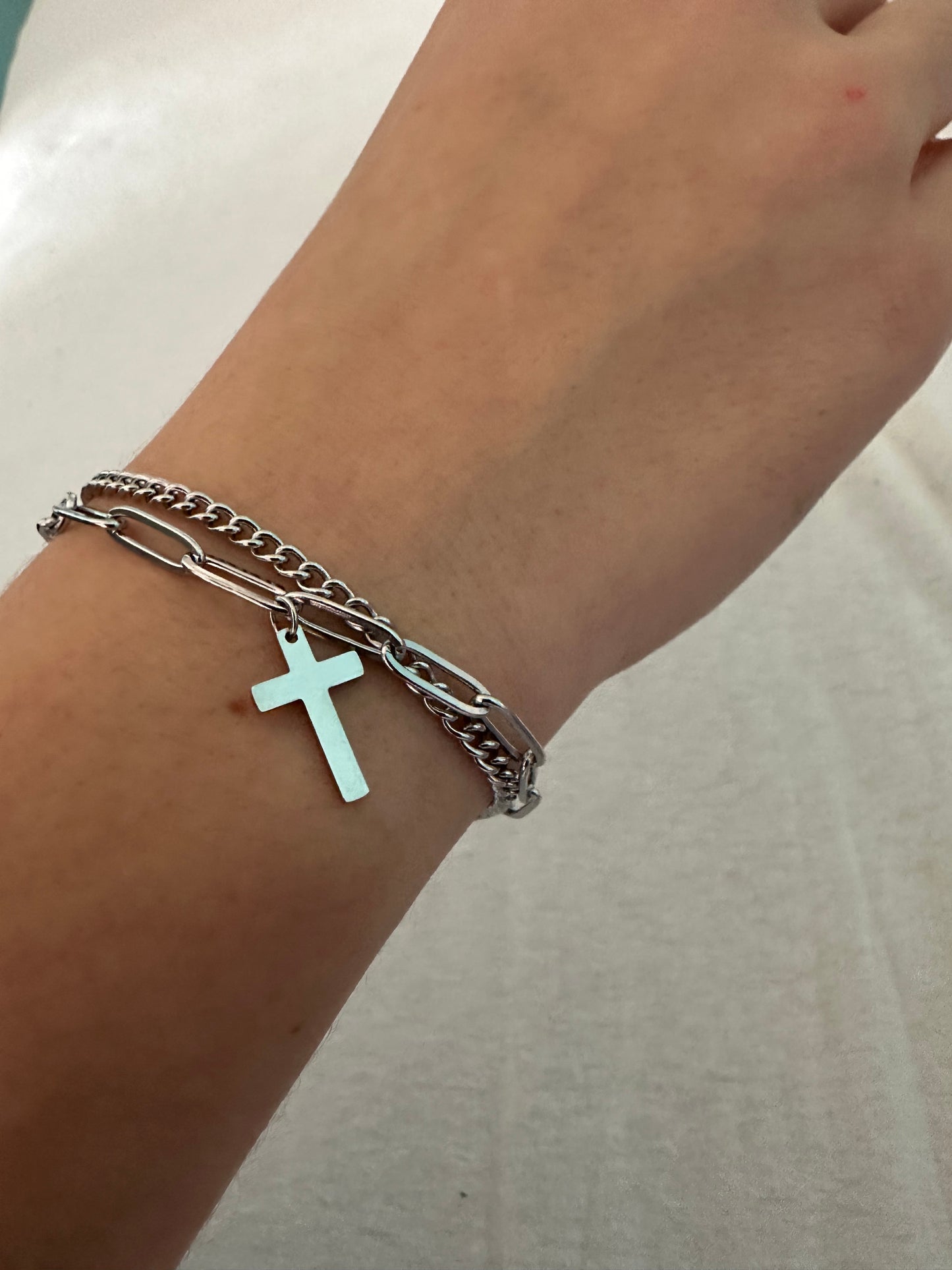 Lässiges Armband mit Kreuzanhänger