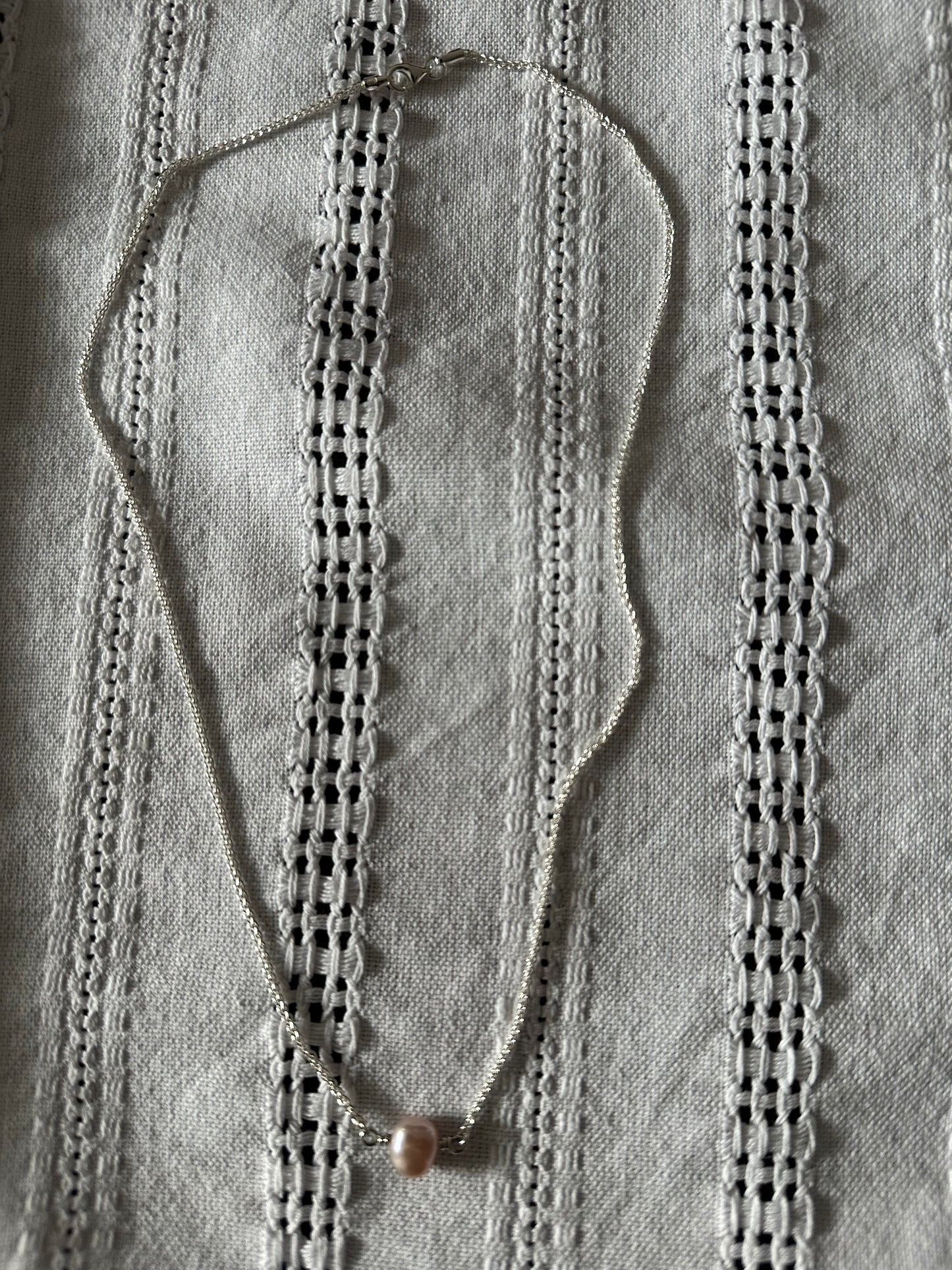 Silberkette mit rosa schimmernder Perle