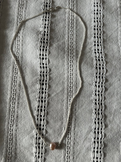 Silberkette mit rosa schimmernder Perle