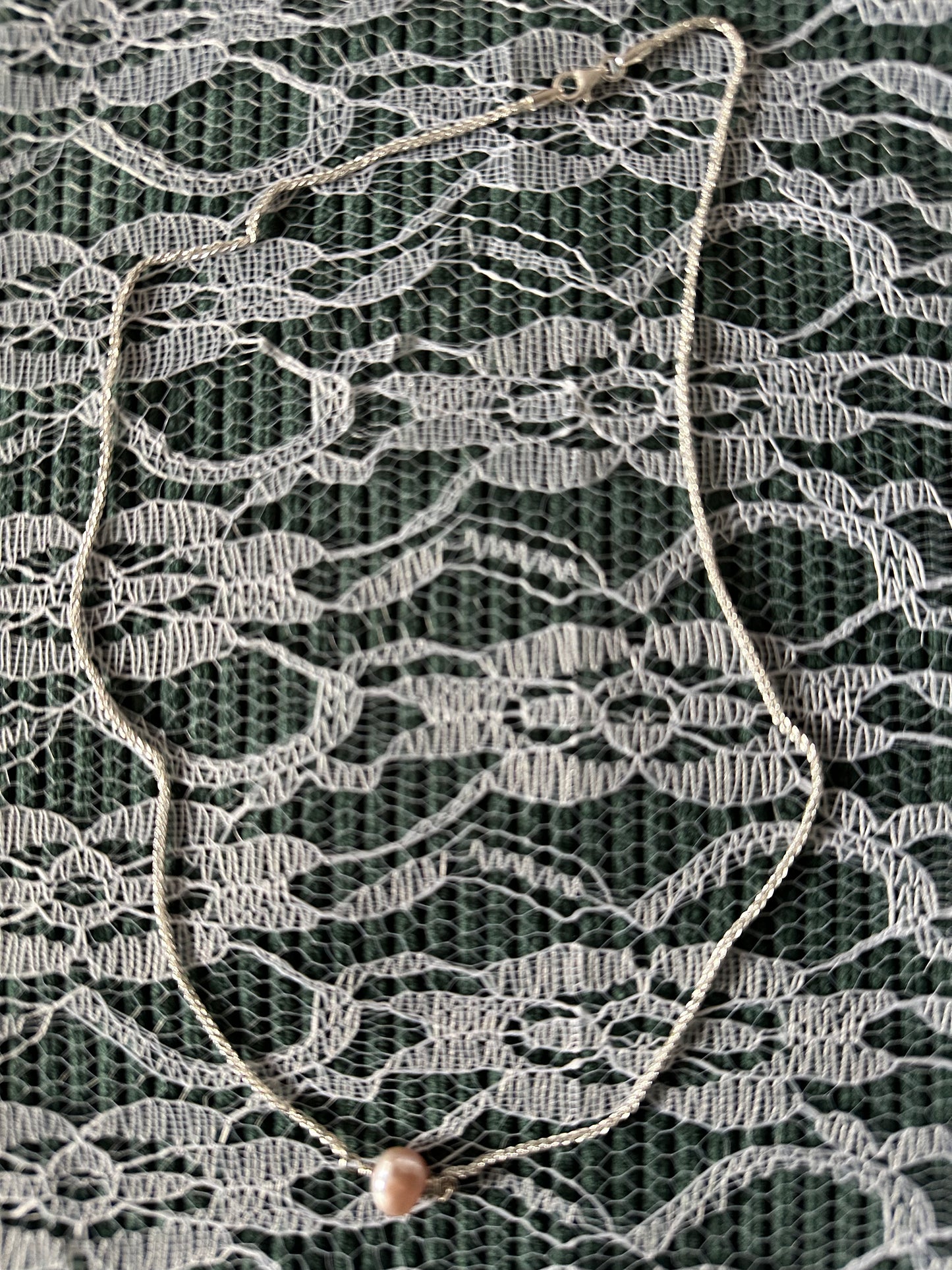 Silberkette mit rosa schimmernder Perle