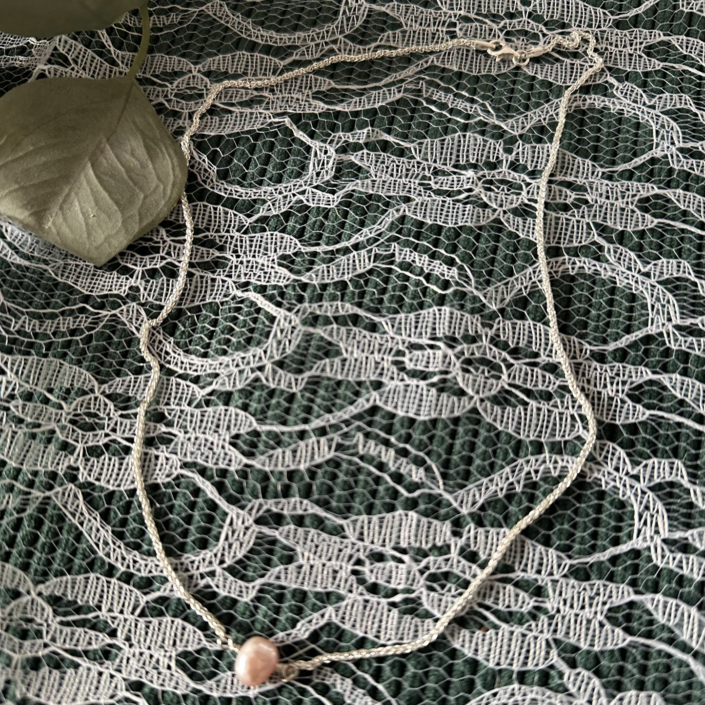 Silberkette mit rosa schimmernder Perle