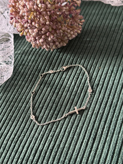 Armband aus Silber mit Kreuz und Zirkonia