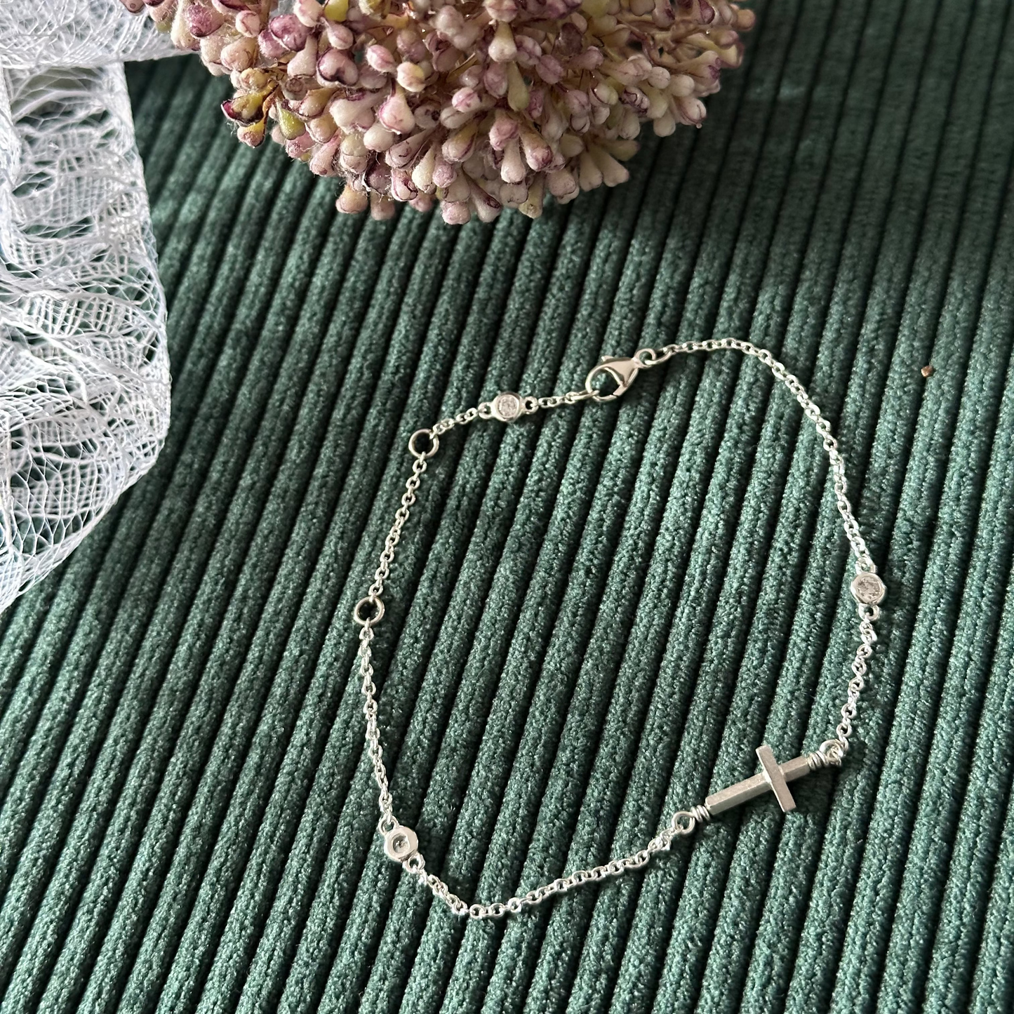 Armband aus Silber mit Kreuz und Zirkonia