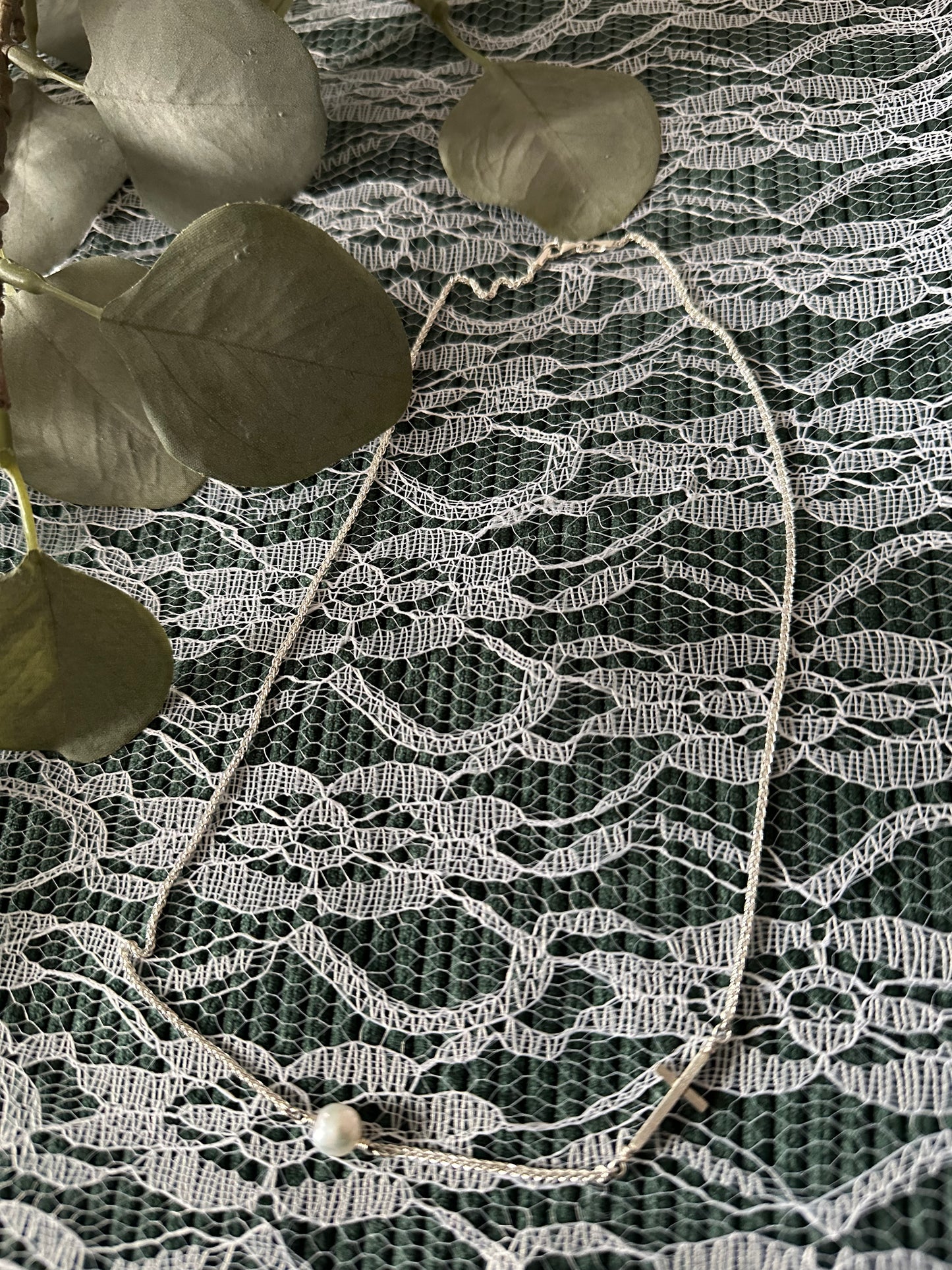 Kette mit Kreuz und Perle