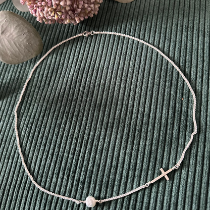 Kette mit Kreuz und Perle
