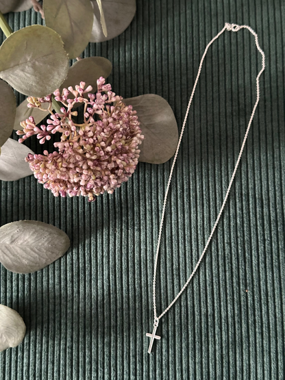 Silberkette mit Kreuz