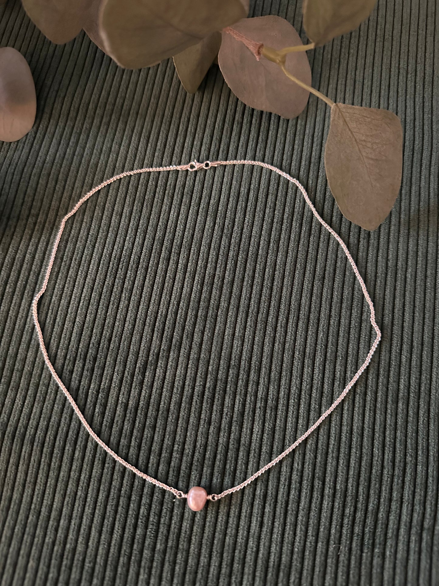 Silberkette mit rosa schimmernder Perle