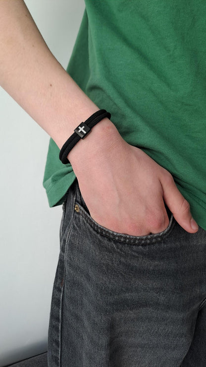schlichtes Armband mit Kreuz