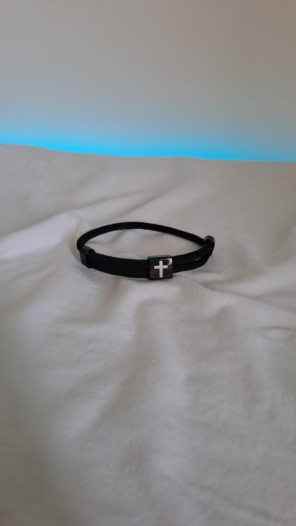 schlichtes Armband mit Kreuz