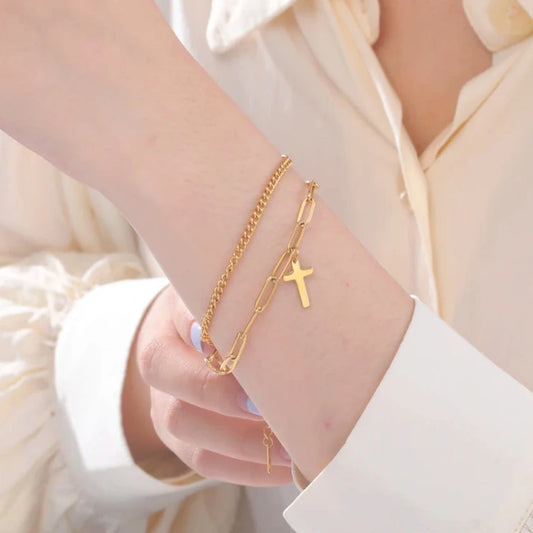 Lässiges Armband mit Kreuzanhänger