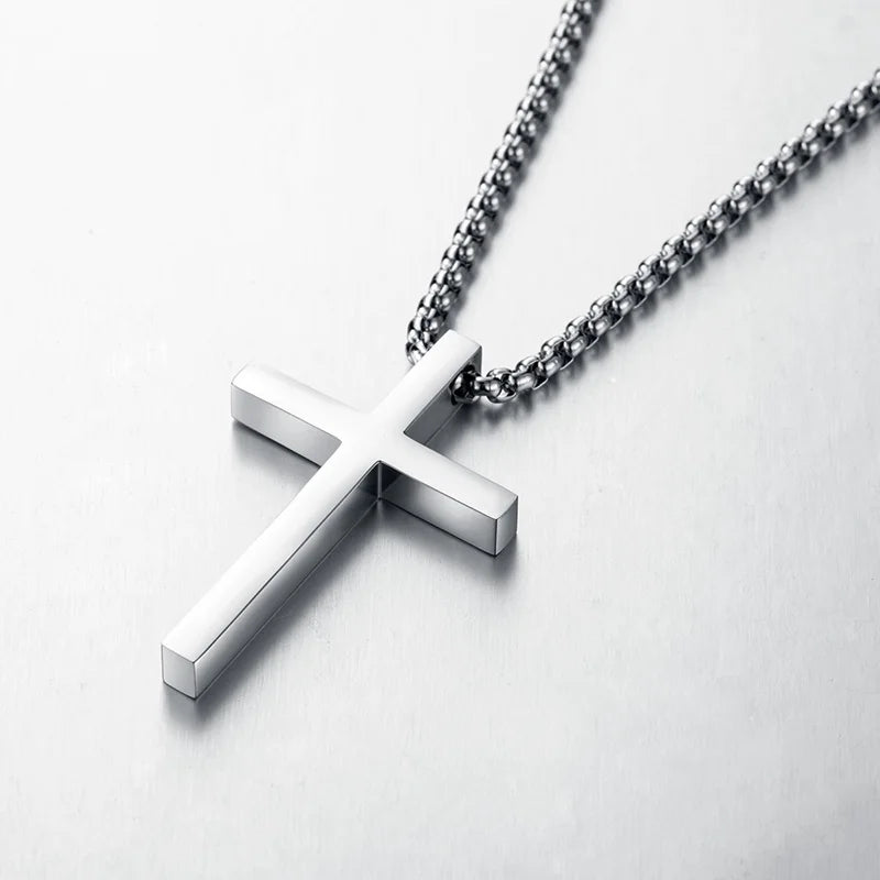 Kette mit silberfarbenem Kreuz