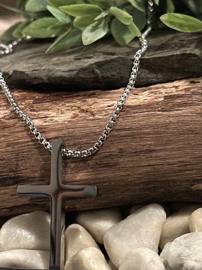 Kette mit silberfarbenem Kreuz
