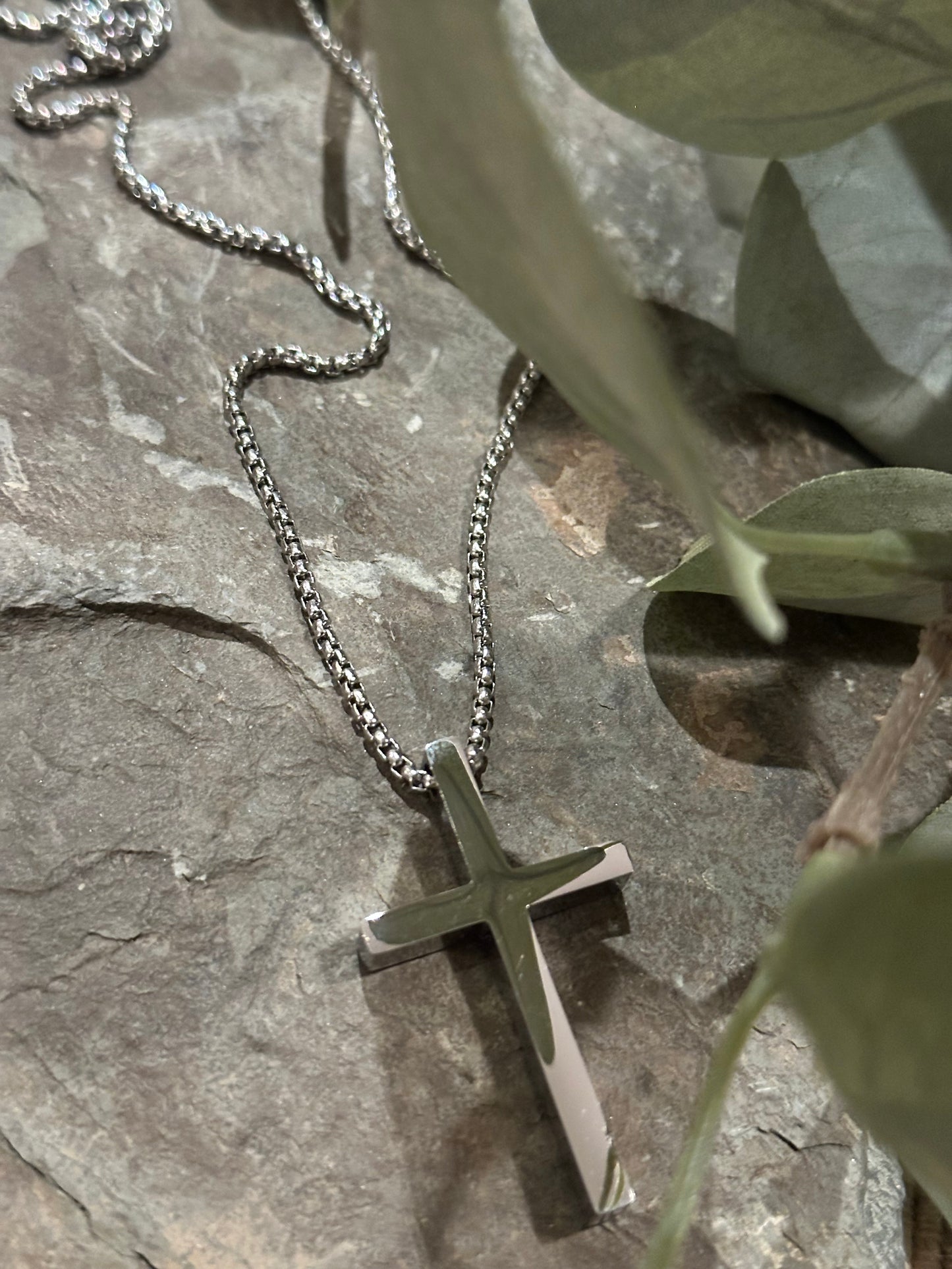 Kette mit silberfarbenem Kreuz